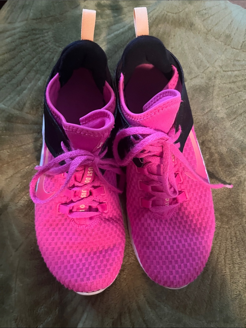 Nike Pink and Black Mesh Running Shoes - Picture 4 of 4